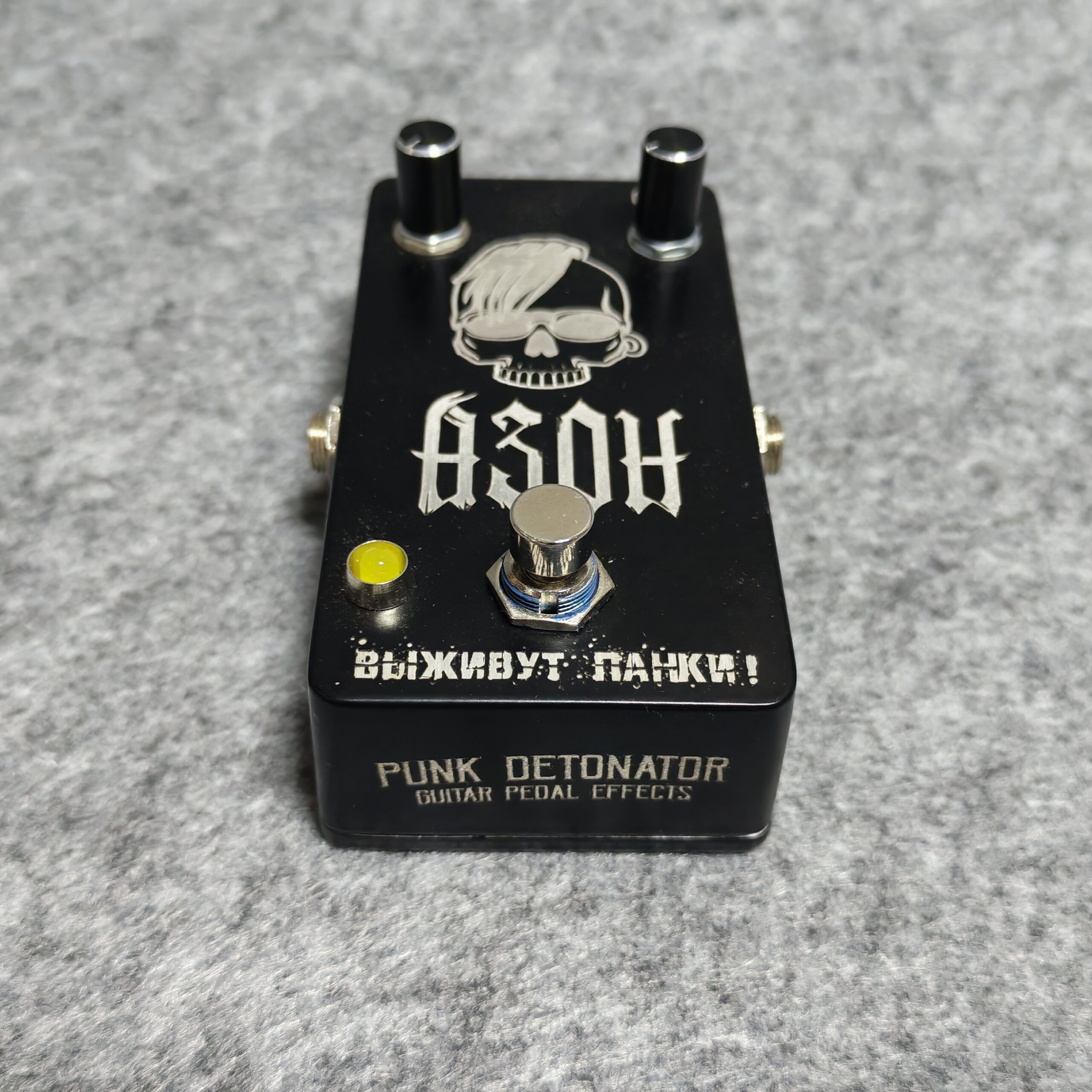 Гитарная педаль Distortion «АЗОН — Выживут Панки!»